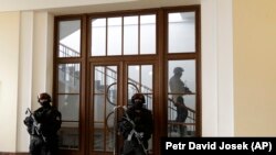 Сотрудники спецподразделения силовых структур Чехии охраняют здание суда во время слушаний по делу российского хакера Евгения Никулина. Прага, 24 ноября 2017 года.