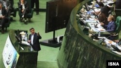 Аҳмадийнажод парламент спикери Али Ларижонийга қарши айбловларни якшанба куни парламентда қилган чиқишида илгари сурди.