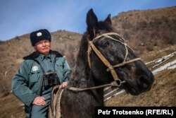 Лесник Болат Байгозиев верхом на лошади. Алматинская область, 1 марта 2019 года.