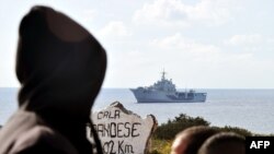 Беженцы из Туниса, прибывшие на остров Лампедуза