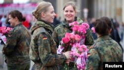 Женщины-военнослужащие Бундесвера в Берлине 8 марта