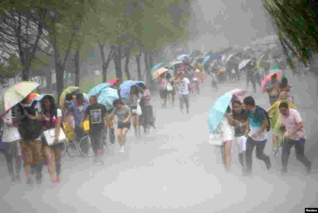 People hold umbrellas in heavy rain as Typhoon Soudelor approaches in China&#39;s Hangzhou, Zhejiang Province, on August 7. (Reuters)