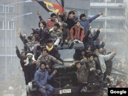 Români celebrând libertatea, în stradă, după 44 de ani de comunism.