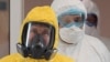 Уладзімір Пуцін (зьлева) падчас наведваньня лякарні з пацыентамі, хворымі на COVID-19, 24 сакавіка