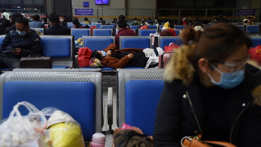 Putnici čekaju na željezničkoj stanici Wuchang nakon ograničenja putovanja da napuste Wuhan, glavni grad provincije Hubei, 8. april 2020.