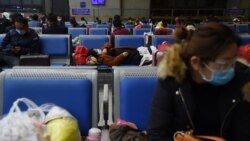 Putnici čekaju na željezničkoj stanici Vuhang nakon ograničenja putovanja da napuste Vuhan, glavni grad provincije Hubei, 8. april 2020.