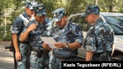 Патруль внутренних войск МВД Казахстана в дворе одного из домов в Алматы.