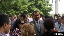Ադրբեջան - Ոստիկանությունը թույլ չի տալիս հասարակական կազմակերպությունների ներկայացուցիչներին պիկետ անցկացնել խորհրդարանի շենքի դիմաց, Բաքու, 30 հունիսի, 2009