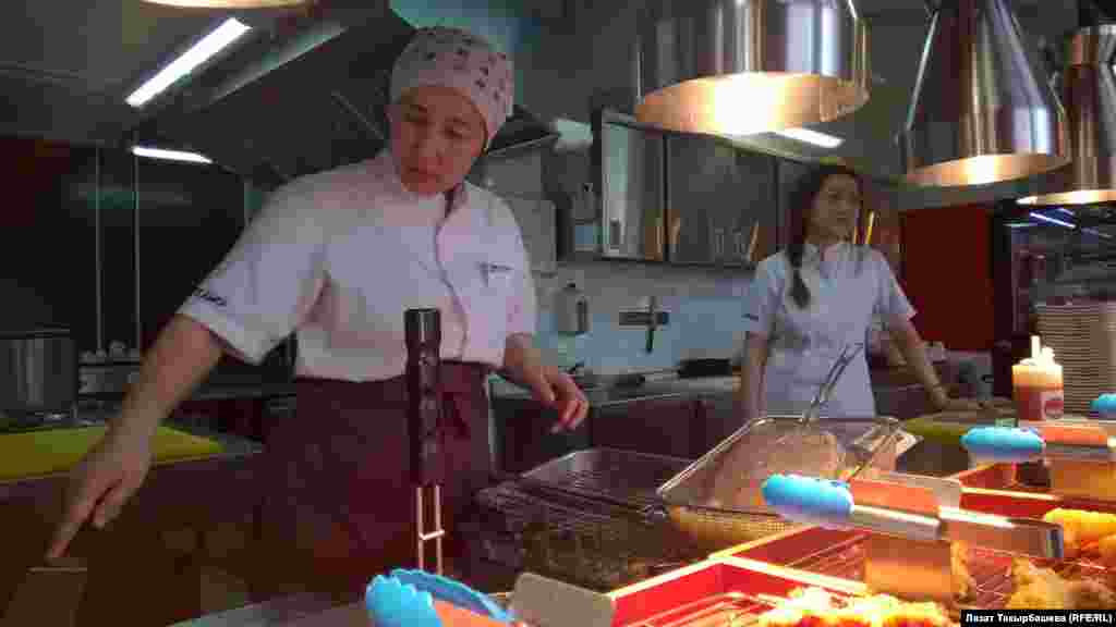 По словам Гулбарчын Турганбаевой, клиенты часто спрашивают, из Японии ли они приехали: &laquo;Но многие знают, что в ресторанах работают кыргызстанцы. Посетители всегда уходят сытыми и довольными. Работаем без перерыва на обед. Научились здороваться и прощаться на японском&raquo;.&nbsp;