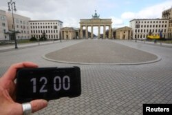 Опустевшая площадь возле Бранденбургских ворот в Берлине, 2 апреля 2020 года.