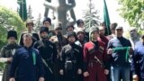 Черкесы у памятника жертвам Кавказской войны в Нальчике. Кабардино-Балкария. 21 мая 2018 года