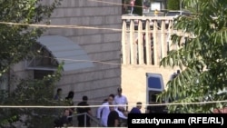 Раненного участника группы вооруженных сторонников оппозиции, захвативших здание полиции, везут в больницу. Ереван, 31 июля 2016 года. 