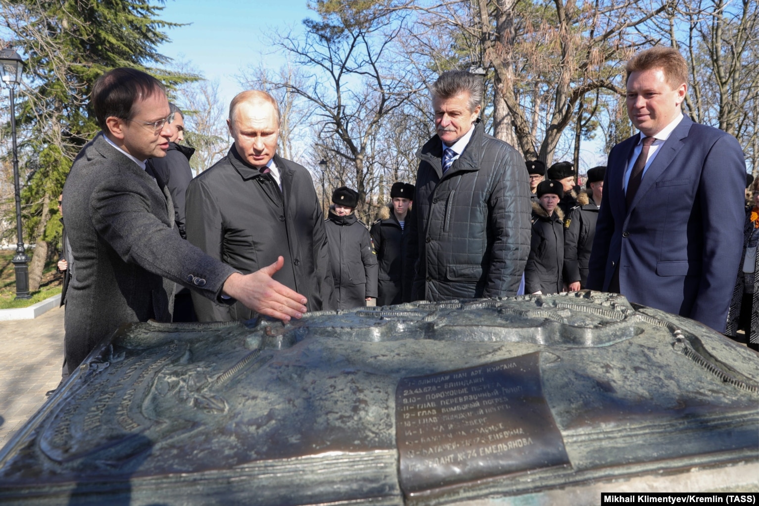 Володимир Путін та Володимир Мединський під час відвідування меморіального комплексу «Малахов курган» у Севастополі, 2019 рік