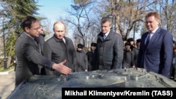 Președintele Vladimir Putin a vizitat complexul memorial Kurgan Malahov din Sevastopol, Crimeea, 18 martie, 2019