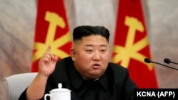 Kim Dzsongun valamikor 2020 májusában, ismeretlen helyen, a Munkáspárt Központi Katonai Bizottságának ülésén.