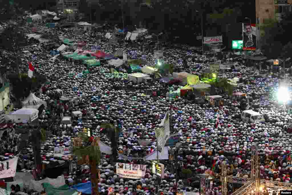 Misirdə devrilmiş prezident Mohamed Mursi-nin tərəfdarları Qahirənin Rabaa Adaviya meydanında axşam namazını qılır