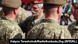 Петр Павел як очільник Військового комітету НАТО розмовляє з українськими військовослужбовцями. Львів, квітень 2018 року