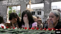 Članovi porodice plaču za nastradalima u napadu čečenskih ekstremista na školu