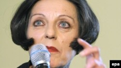 Herta Müller la la o conferință de presă la Berlin, în decembrie 2009