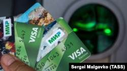 Visa and Russian MIR payment cards (illustrative photo)