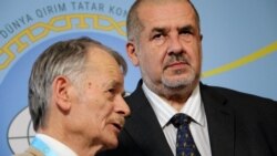 Зліва направо: Мустафа Джемілєв Рефат Чубаров на Всесвітньому конгресі кримських татар. Анкара (Туреччина), 2 серпня 2015 року