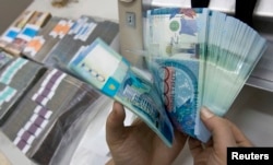 10 мың теңгелік банкноттар. Алматы, 4 желтоқсан 2010 жыл.