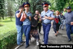 Полиция алаңға келгендердің бірін әкетті. Алматы, 10 маусым 2019 жыл.