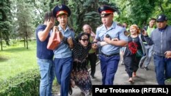 Полиция задерживает молодую женщину в центре Алматы, где ожидался несанкционированный митинг. 10 июня 2019 года.