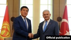 Кыргызстандын өкмөт башчысы Сооронбай Жээнбеков Түркиянын премьер-министри Бинали Йылдырым. 9-август, 2017-жыл