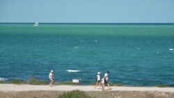 Туристы ходят по берегу Херсонеса, однако знают, что в море купание запрещено