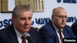 Armenia - Armenian Energy Minister Garegin Baghramian (R) and Giovanni Rubini, chief executive of the Italian company Renco, at a news conference in Yerevan, 13 November 2018.