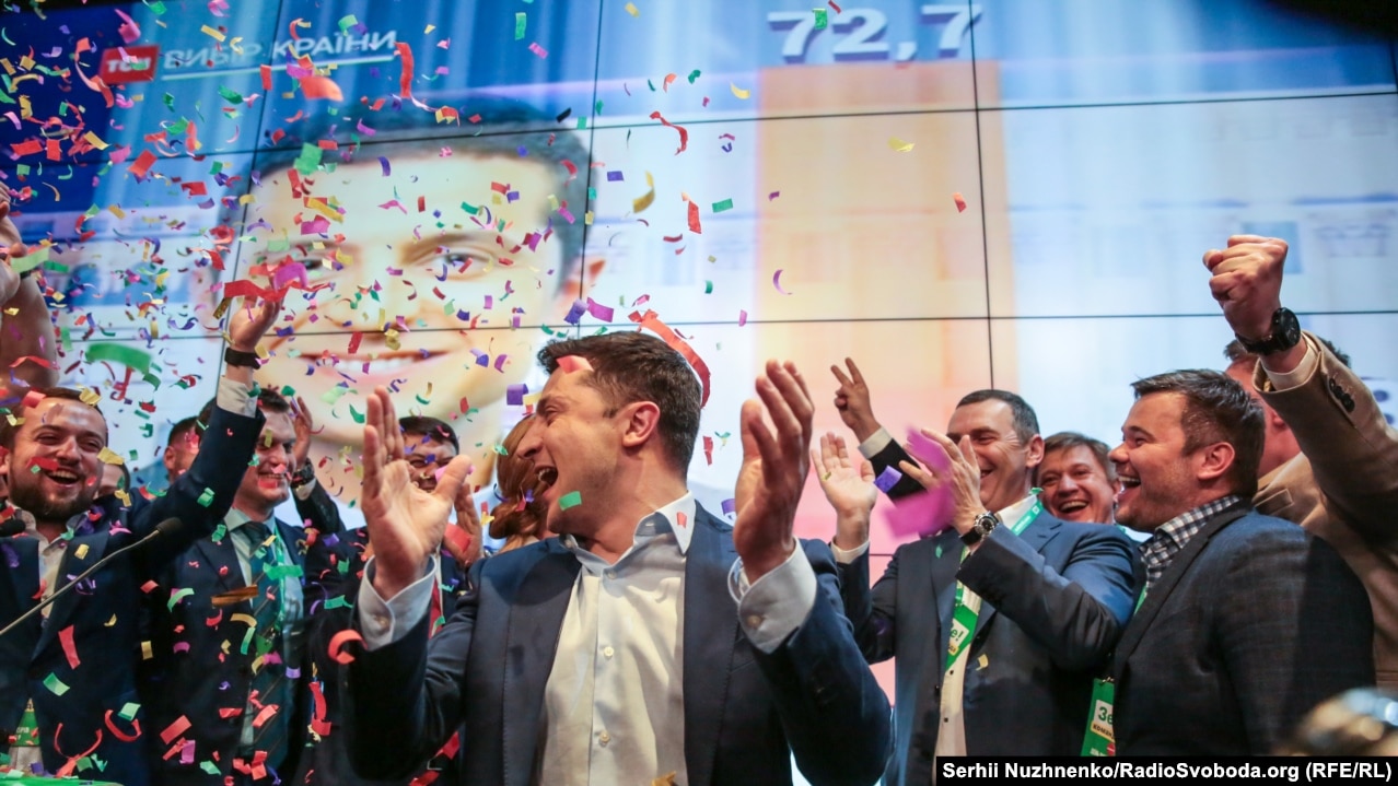 Володимир Зеленський святкує перемогу у другому турі президентських виборів у своєму передвиборчому штабі. Київ, 21 квітня 2019 року