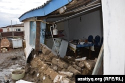Дом на окраине города Актобе, разрушенный в результате паводков. 18 апреля 2017 года.