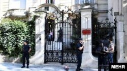 به گزارش وب‌سایت شبکه خبر ایران، حمله‌کنندگان شیشه‌های سفارت ایران در پاریس را شکسته و به ساختمان خسارت وارد کردند