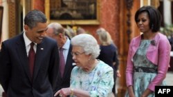 Američki predsednik Barak Obama (levo) i prva dama Mišel Obama (desno), u pratnji kraljice Elizabete II tokom posete izložbi u galeriji portreta u Bakingemskoj palati u Londonu, 24. maj 2011.