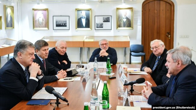 Президент України Петро Порошенко (перший ліворуч) під час зустрічі з представниками ініціативною групою «Першого грудня». Київ, 11 квітня 2019 року