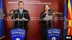 Архивска фотографија: Српскиот министер за внатрешни работи Ивица Дачиќ и неговата колешка Гордана Јанкулоска на прес-конференција во Скопје.