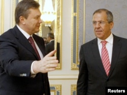 Ukrayna - keçmiş prezident Viktor Yanukovych (solda) Rusiyanın xarici işlər naziri Sergey Lavrovla, 9 aprel 2010