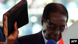 Robert Mugabe, duke e mbajtur Biblen, betohet si president i Zimbabvesë