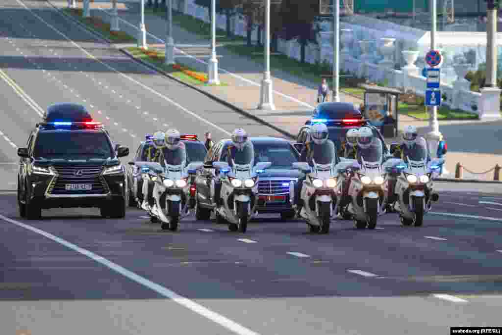 Lukashenka&#39;s motorcade moves along the empty Independence Avenue in Minsk, which was closed to traffic in the morning.