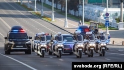 Coloana auto a lui Alexandr Lukașenka trece printr-un oraș gol. Ce se întâmplă în Minsk