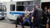 Poliţişti ruşi arestând participanți la mitingul în sprijinul jurnalistului Ivan Golunov