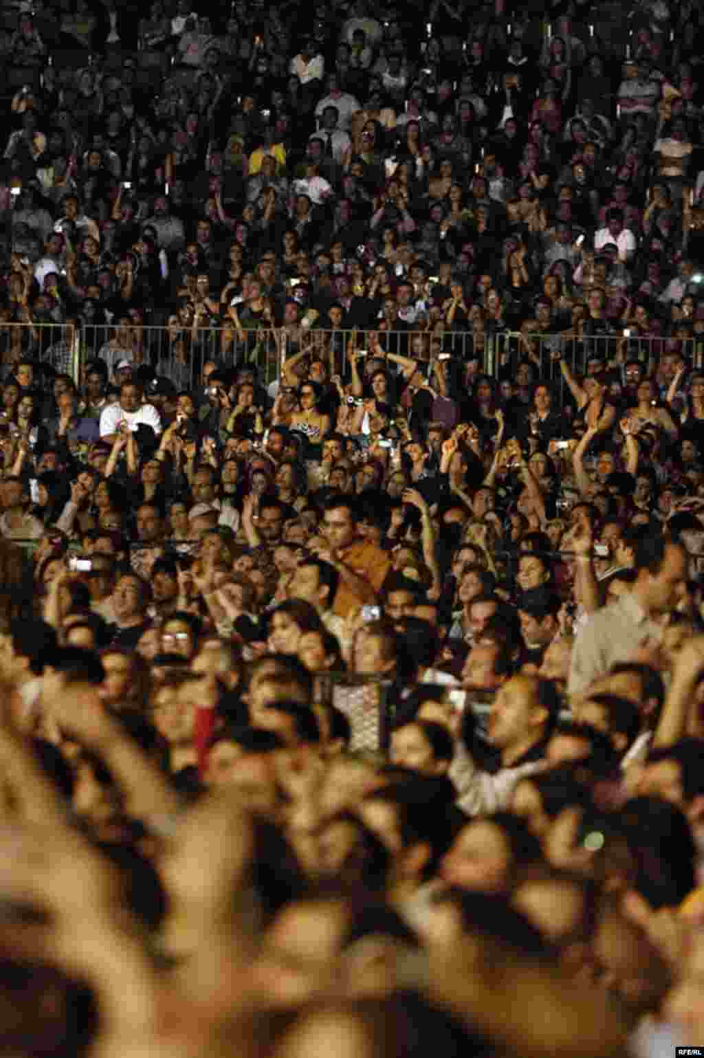 UAE -- Iranian singer "Googoosh" performs in Dubai, 26Mar2008