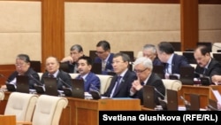 Депутаты мажилиса парламента на заседании в Астане.