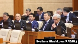 Депутаты мажилиса парламента. Астана, 18 февраля 2015 года.