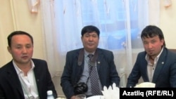 Кытай татарлары, сулда Сәмигулла Бикчәнтәев
