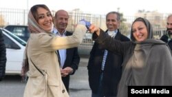 شهناز اکملی (سمت راست) در کنار دخترش، مریم کریمبیگی