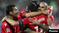 Հայաստանի հավաքականի ֆուտբոլիստները տոնում են խփած գոլը, արխիվ