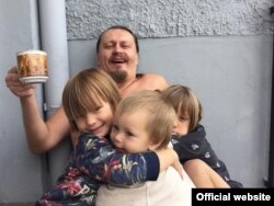 Олег Воротников с детьми после освобождения из суда. Фотография из Инстаграма группы "Война"