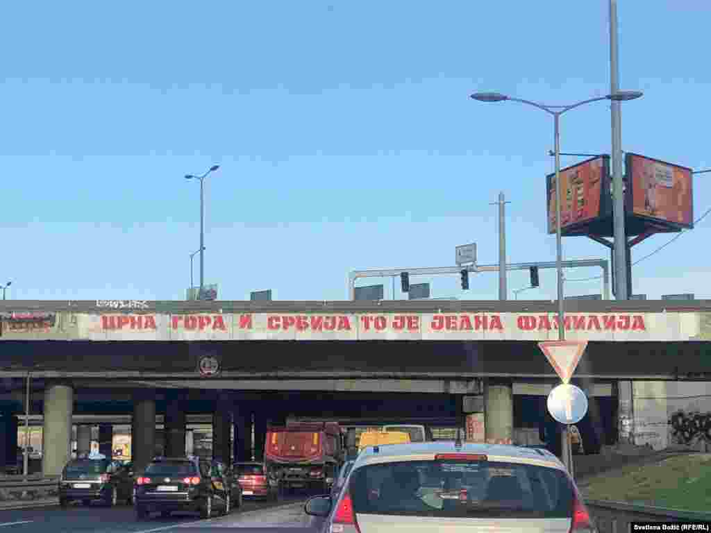 &quot;Crna Gora i Srbija to je jedna familija&quot;: Nadvožnjak na autoputu uBeogradu